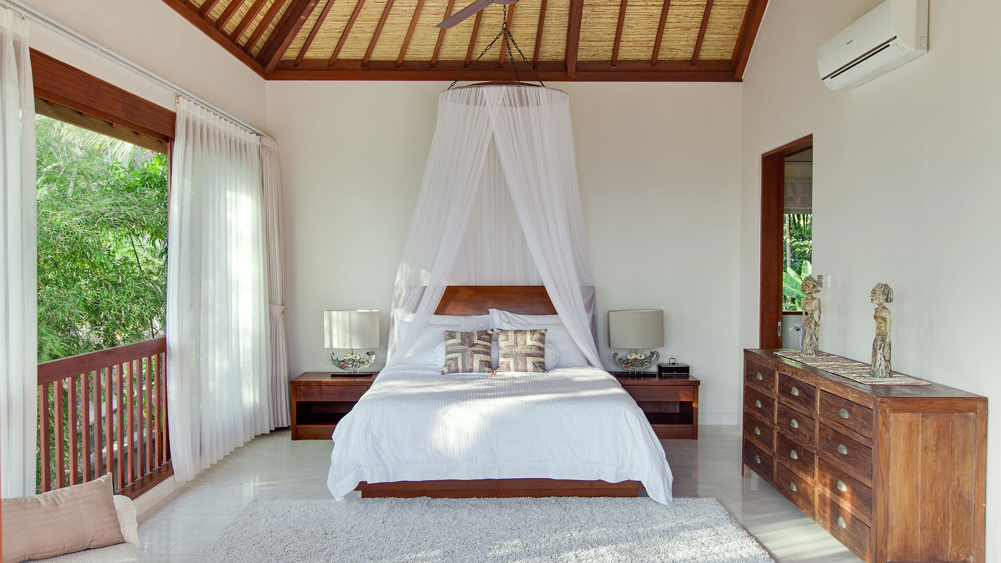 Villa Tirta Nila - Relaxing upstairs guest bedroom